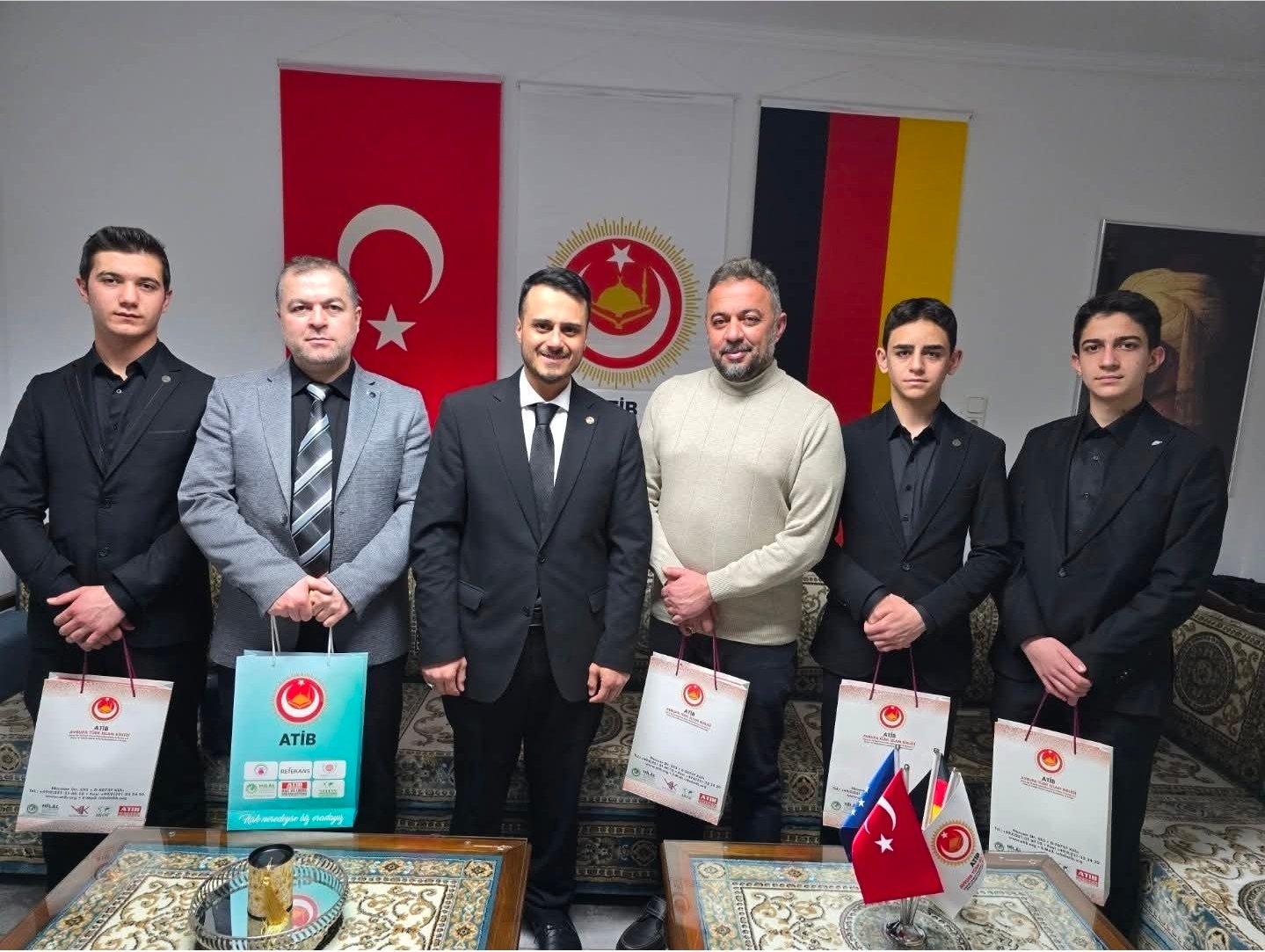 Avrupa Türk Islam Kültür Dernekleri Birligi Haci Bayram Camii`nde Enderun usulü Teravih ve Peygamber efendimiz (s.a.v.) Sakal-i Şerif ziyareti yapıldı.